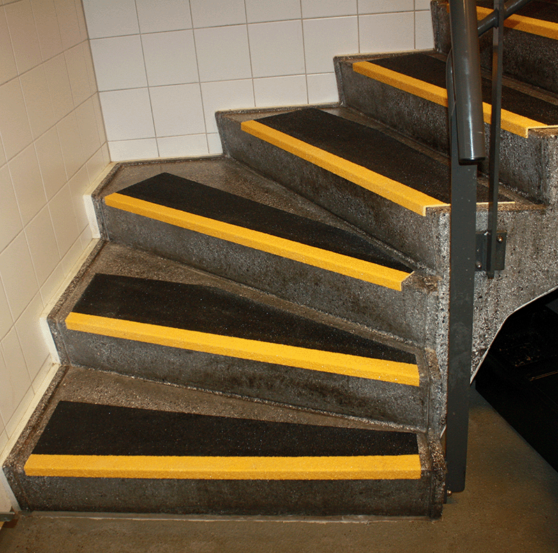 KundeCase: Haderslev Skridsikker trappe med fiberglas antiskrid på trappetrin ved betontrappe