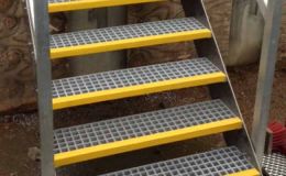 Trappe trinriste i rustfrit og let glasfibermateriale som er nemt at vedligeholde og som giver en sikker overflade