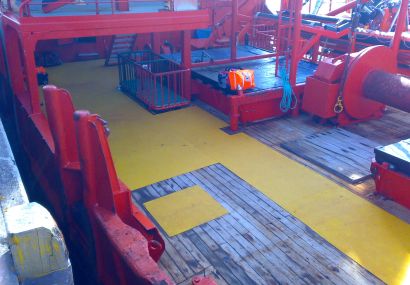Gult glasfiber skridsikkert underlag på Esvagt Alpha skib off-shore til at værne mod ulykker i vådt og dårligt vejr.