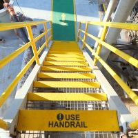 Glasfiber trappetrin med advarselstekst og gule trapperforkanter til at sikre mod ulykker på trapper