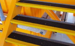 Glasfiber trinsikring til skridsikker trappe i sort og gul monteret på stålrist billede