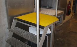 Repos på trapper ved containervask med anti skrid underlag som giver et skridsikkert underlag og overflade
