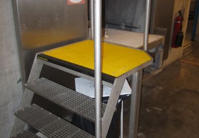 Repos på trapper ved containervask med anti skrid underlag som giver et skridsikkert underlag og overflade