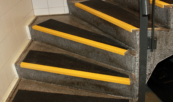 KundeCase: Haderslev Skridsikker trappe med fiberglas antiskrid på trappetrin ved betontrappe