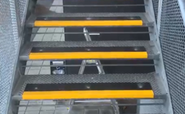 Glasfiber trappeforkant til skridsikker trappe med stålrist billede