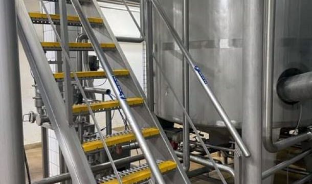 Rynkeby kundecase - skridsikker trappe med trappeforkanter af fiber glas billede