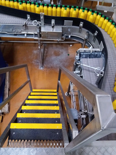 Rynkeby kundecase - skridsikker trappe med trappeforkanter af fiber glas, skridsikring i industri og produktion