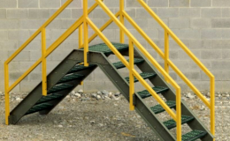 Cross-over sikkert trappesystem i fiberglas velegnet til at komme over installationer og rør