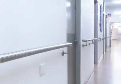 Vægmonteret gelænder & håndliste på hospital i Danmark
