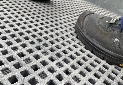 Skridsikker glasfiberrist monteret som sikkert underlag på gangareal
