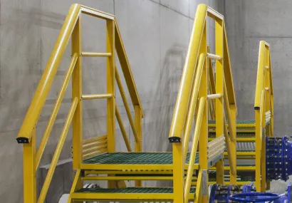 Gule glasfiber overgangstrapper med grønne skridsikre trin