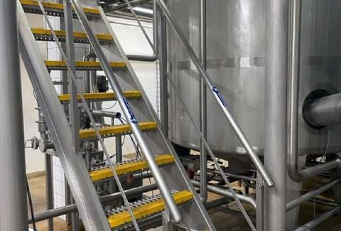 Rynkeby kundecase med skridsikker trappe og trappeforkanter i glasfiber, der forbedrer sikkerheden i industrimiljø.