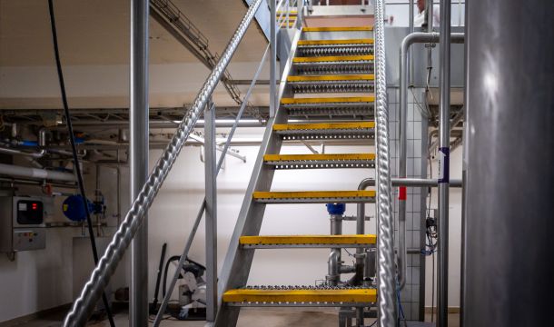 Trappe med skridsikring i fødevareindustrien
