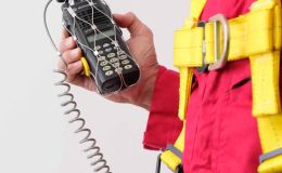 Dropsafe pouch med walkie talkie i hånden - beskytter mod at tabe objekter