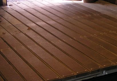 Træterrasse med skridsikre strips løsning i brun anti skrid fiber glas