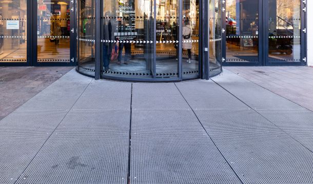 Glasfiberriste til gangarealer og indgange med skridsikker overflade.