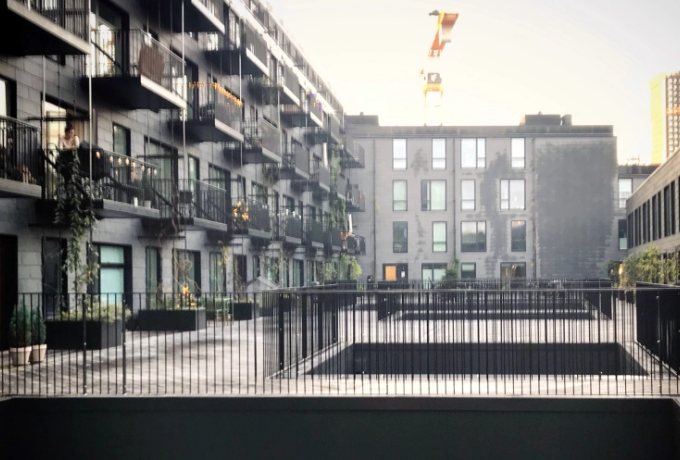 Træterrasse ved Krøyerhus, Carlsberg byen i København med skridsikkert underlag - skridsikre strips