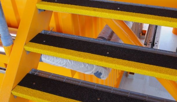 Glasfiber trinsikring til skridsikker trappe i sort og gul monteret på stålrist billede