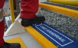 trinsikring på trappetrin i miljø med rødt ben
