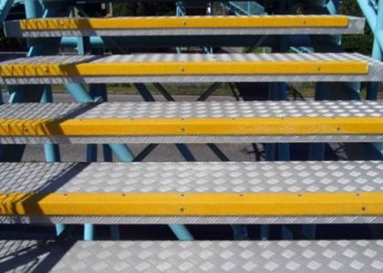 gule trappeforkanter på en stål trappe til at øge sikkerheden og forhindre ulykker