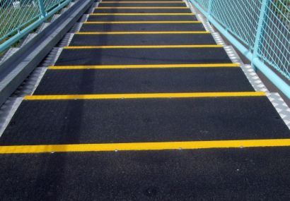 Skridsikker gangbro/trapper til cykler - med skridsikkert glasfiber underlag i sort med gule trappeforkanter - billede