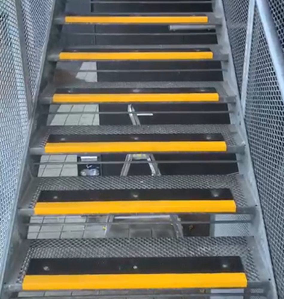 Glasfiber trappeforkant til skridsikker trappe med stålrist billede