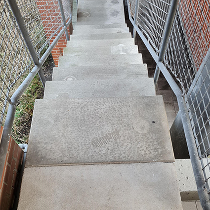Kundecase - Randers plejecenter trappe før skridsikker trappe løsning billede2