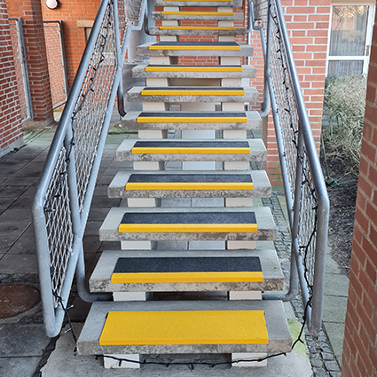 Kundecase - Randers plejecenter skridsikker trappe fiber glas trinsikring løsning billede