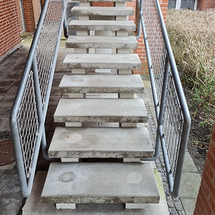 Kundecase - Randers plejecenter trappe før skridsikker trappe løsning billede