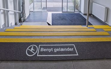 Sikker adgang til produktionsområdet hos Rynkeby med skridsikre løsninger